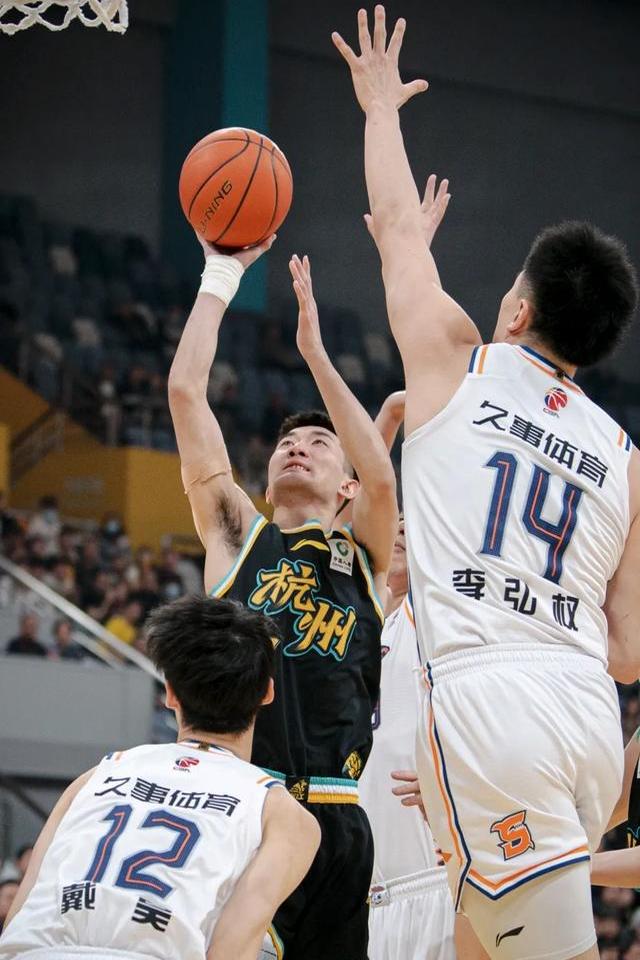 包含广厦男篮迎战上海男篮，球员状态神勇争夺胜利的词条