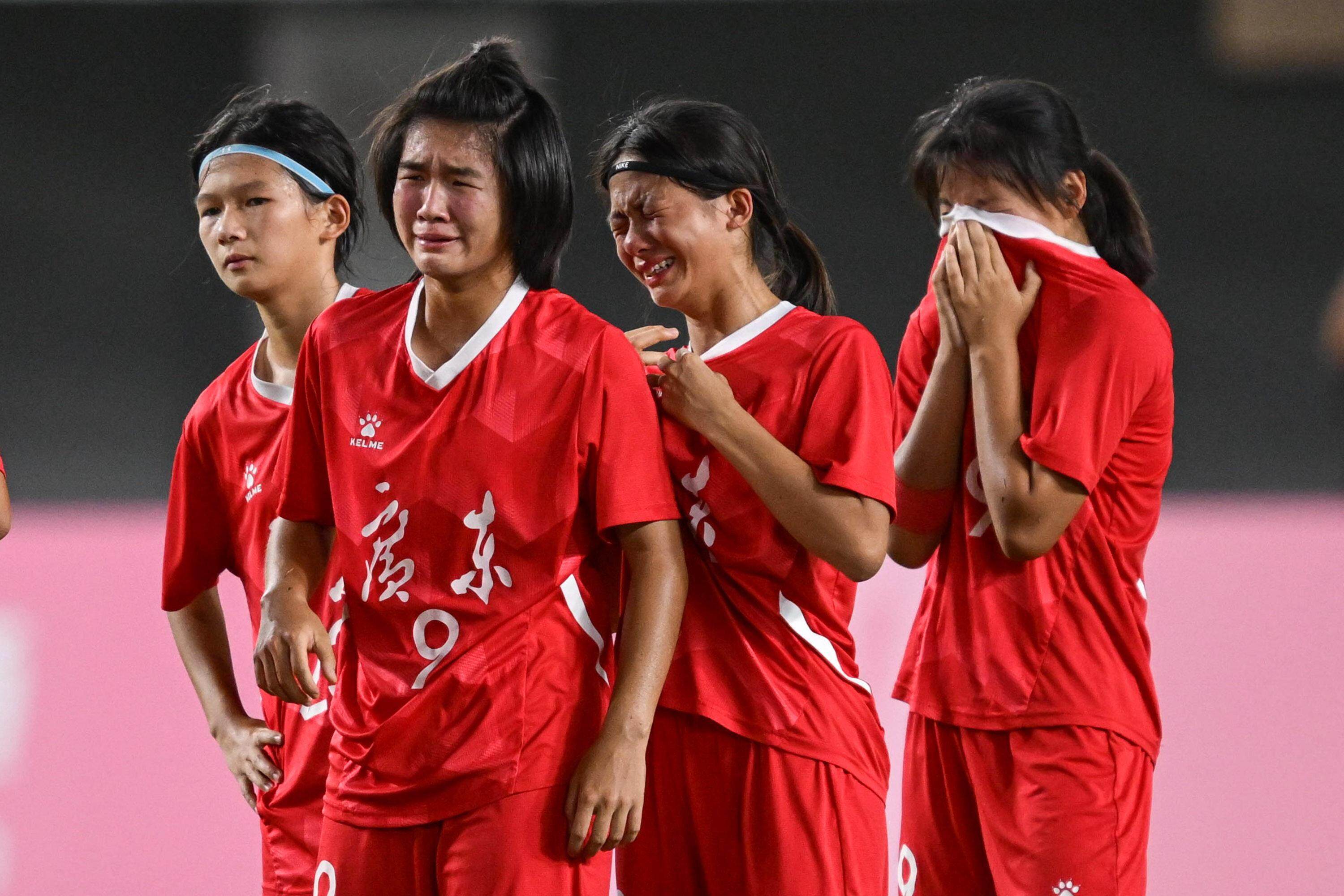 国际女足锦标赛中，运动员们斗志昂扬