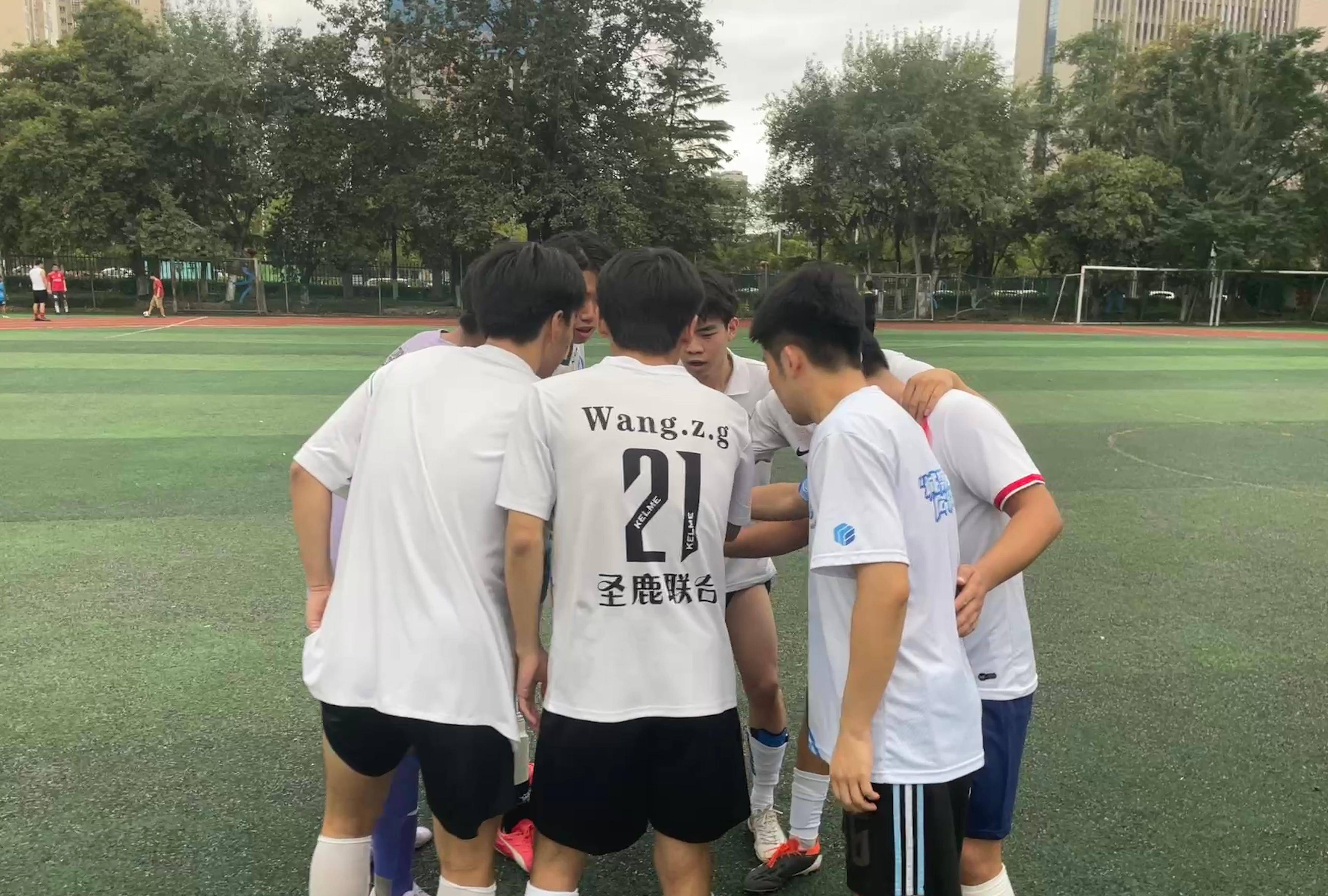 足球比赛中球员的风采赢得观众喝彩