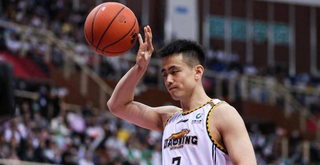 开云下载-青岛队轻取步行者，赵继伟高光表现