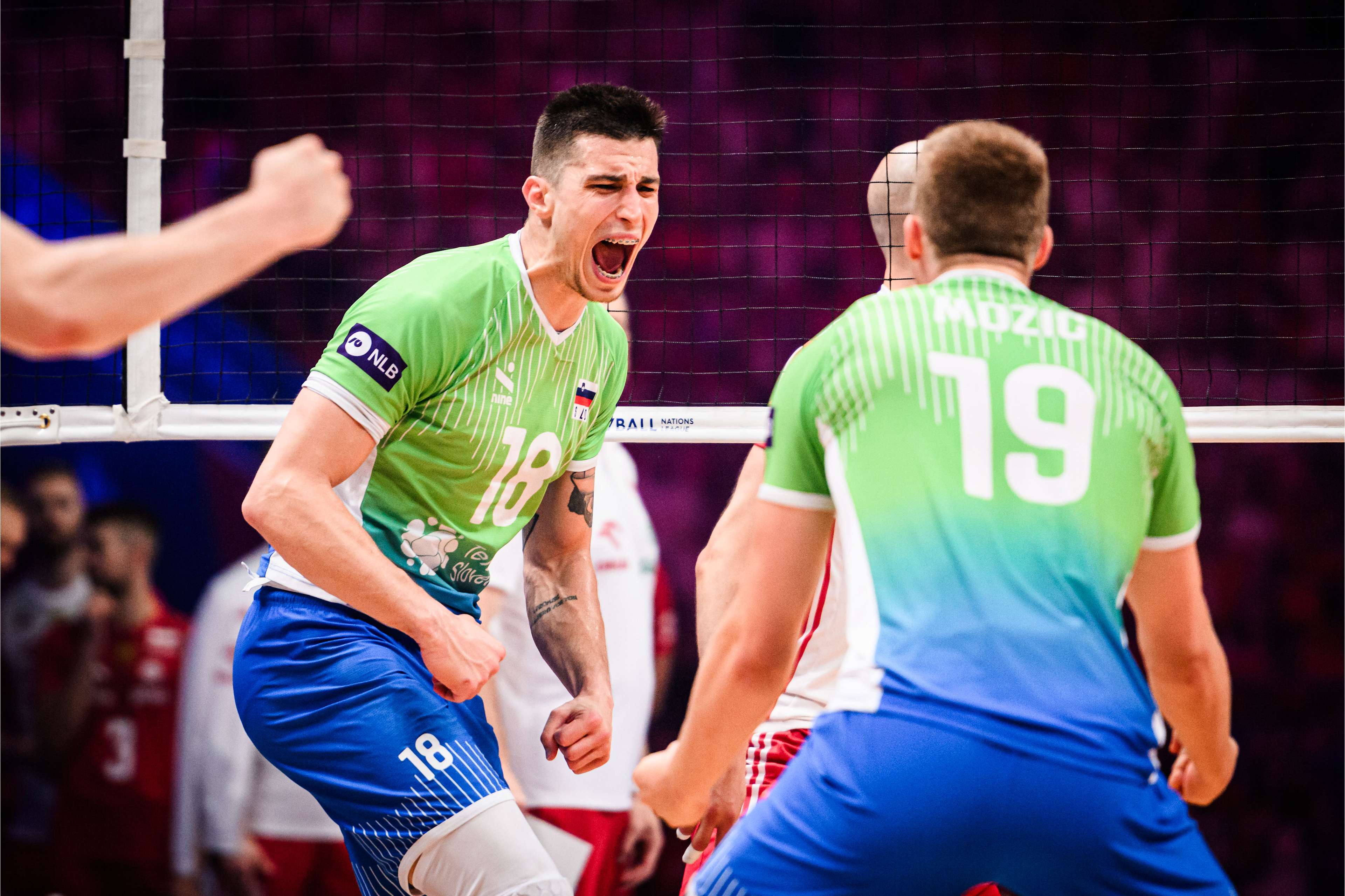 波兰队完胜英格兰队，许昕惊艳四座