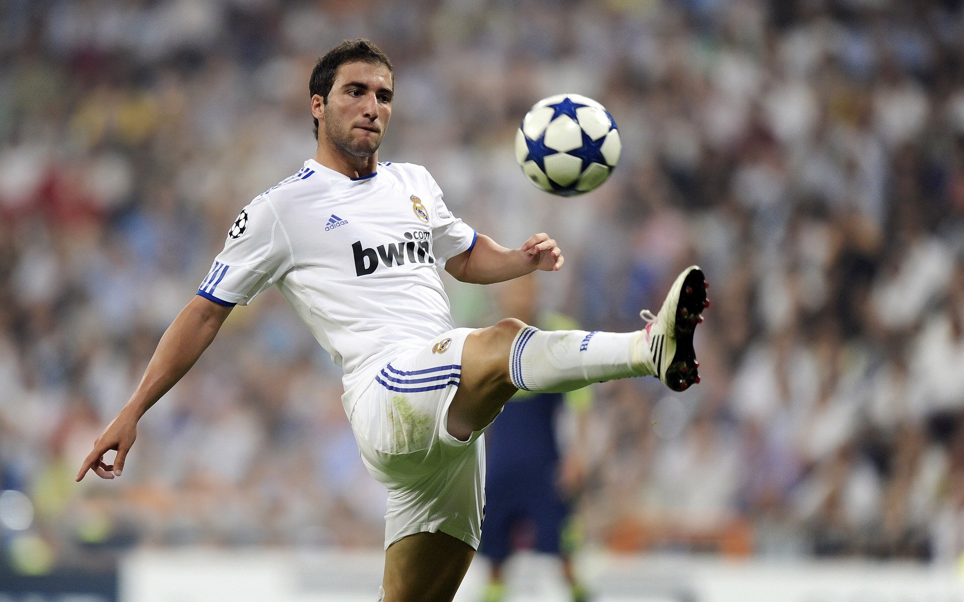 开云体育app-霍勒迪攻防两端统治赛场，独行侠主场力克马刺收获关键胜利