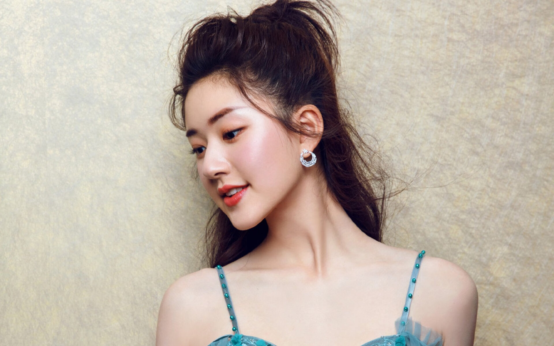 开云体育平台APP-跨界风暴,阿森纳足球征服苏格兰,梅西赛车传奇接管F1争冠