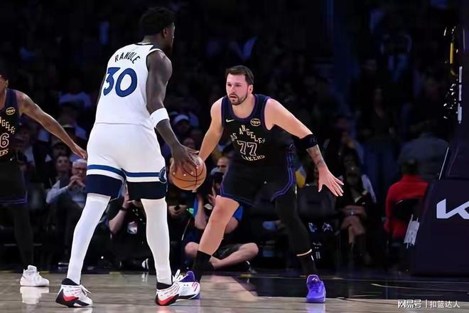 爱德华兹关键战不手软，湖人防守锁死开拓者