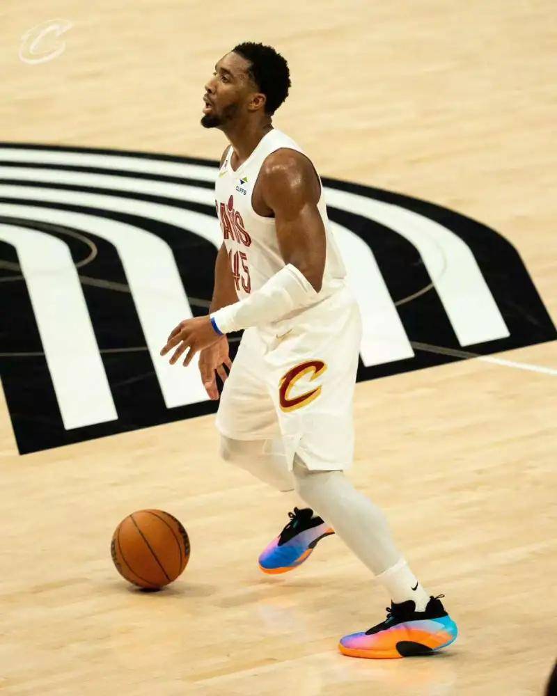 开云体育官网-米切尔完成里程碑，魔术连续得分压制开拓者